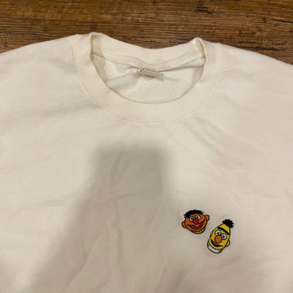 KAWS Uniqlo Sesame Street Bert & Ernie Heads Cream Pullover‎ Sweatshirt Men's L